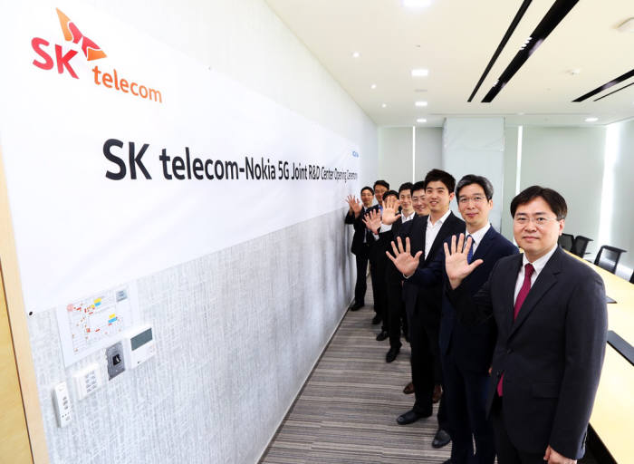 29일 서울 강남구 노키아 코리아 본사에서 열린 ‘5G R&D 센터’ 개소식에서 조성호 SK텔레콤 5G Tech. Lab장(오른쪽 1번째)과 조봉열 노키아 코리아 기술총괄(오른쪽 2번째) 등 양사 관계자가 기념촬영했다.