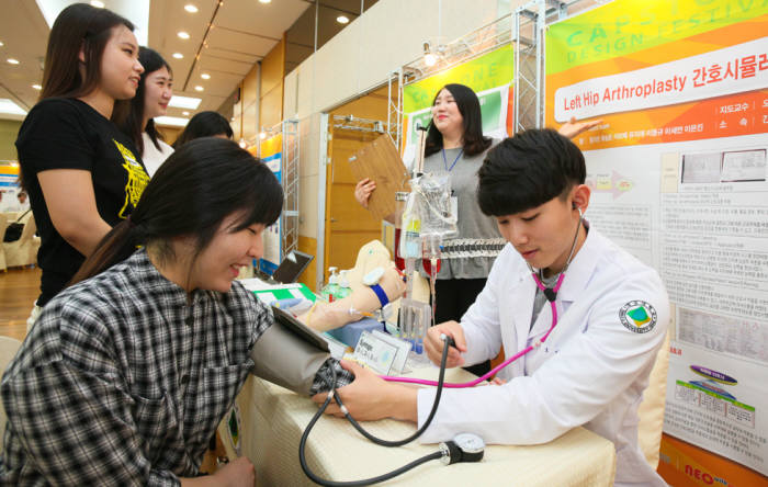 대구대 간호학과 학생들이 관절성형술에 대한 간호 시뮬레이션을 시연하고 있다.