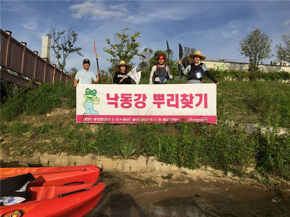 김명현 시스템베이스 대표(맨 오른쪽)와 직원들이 낙동강 종주를 마치고 기념촬영을 했다.