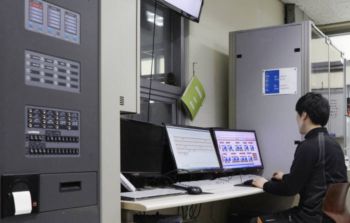 LG전자가 에너지효율 개선사업을 추진한 마산대학교 관리실에서 직원에 에너지사용현황을 모니터링 했다.