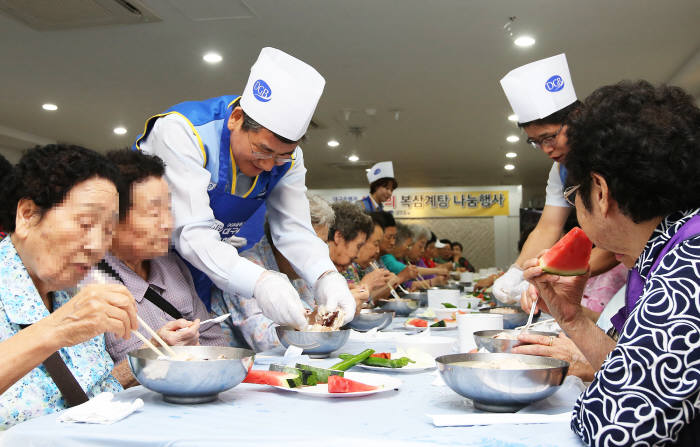 DGB금융그룹이 초복을 맞아 대구-경북 지역 노인복지시설에서 ‘사랑의 복삼계탕 나눔행사’를 진행했다고 13일 밝혔다.