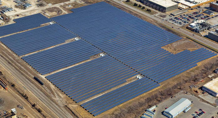 한화큐셀이 2014년 4월 미국 인디애나폴리스 메이우드에 건설중인 10.86MW 규모 태양광 발전소.