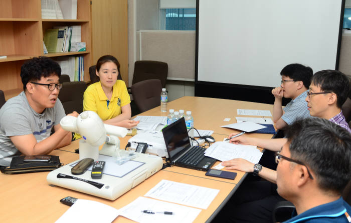 ‘제1회 재료연 중소·중견기업 기술 멘토링 매칭데이’에서 세라트랙 연구진(왼쪽)이 재료연 연구원과 필요 기술에 대해 상담하고 있다.