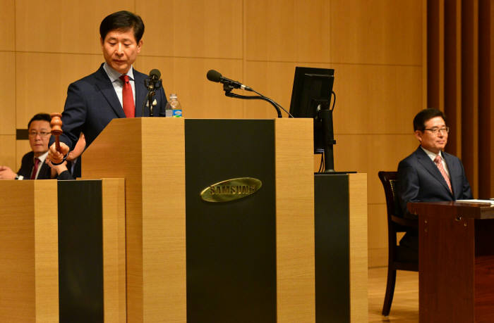 삼성물산과의 합병 안건 논의를 위해 17일 서울 태평로2가 삼성생명빌딩에서 열린 제일모직 임시 주주총회에서 윤주화 제일모직 패션부문 사장(가운데)이 주주총회를 진행하고 있다. 사진=제일모직 