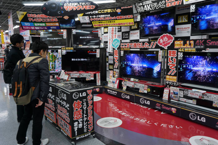 일본 오사카 요도바시 카메라 우메다점 3층 TV 매장 LG전자 부스에서 시민들이 LG전자의 3차원(3D) 영상을 시청하고 있다. 2014.12.10 / 오사카(일본)=서형석기자