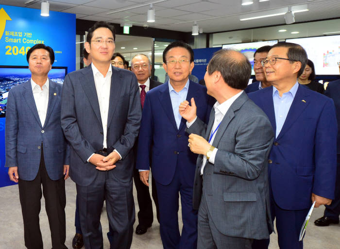 이재용 삼성전자 부회장이 21일 오전 경북 구미 경북창조경제혁신센터를 방문, 김관용 경상북도지사, 김진환 경북창조경제혁신센터장 등과 함께 센터를 돌아보고 관계자를 격려했다. 이 부회장(왼쪽에서 두번째)이 김 지사(왼쪽에서 세번째)와 센터를 돌아보고 있다. 2015.07.21 <경상북도청 제공>