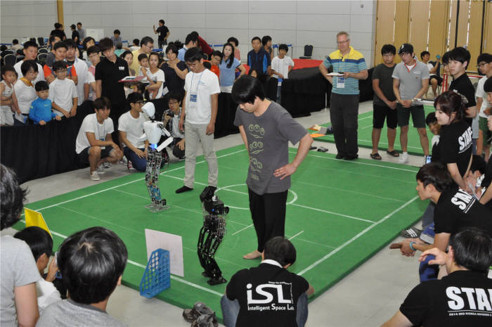 대전시가 지난해 개최한 `제3회 로봇융합페스티벌`에서 학생들이 로봇 실력을 뽐내고 있다.