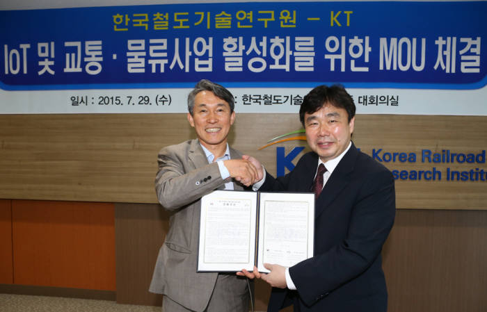 KT 미래융합사업추진실 김석준 상무(오른쪽)와 한국철도기술연구원 양근율 녹색교통 물류시스템 공학연구소장이 29일 경기도 의왕시 한국철도기술연구원 사옥에서 사물인터넷(IoT) 기반 교통·물류 분야 협력을 위한 양해각서(MOU)를 교환했다.