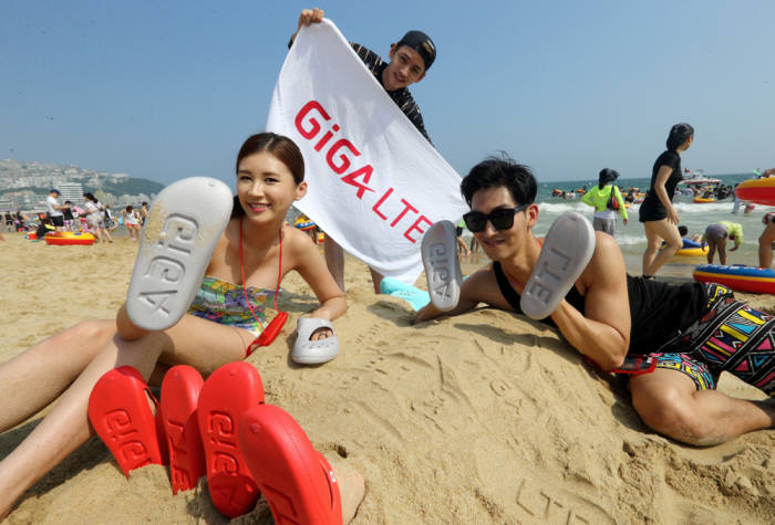 KT는 휴가철을 맞아 부산 해운대 해수욕장에서 기가 LTE의 기가급 속도를 고객이 재미있게 체험할 수 있는 ‘기가 LTE 슬리퍼 이벤트’를 8월1일(토) 진행한다.