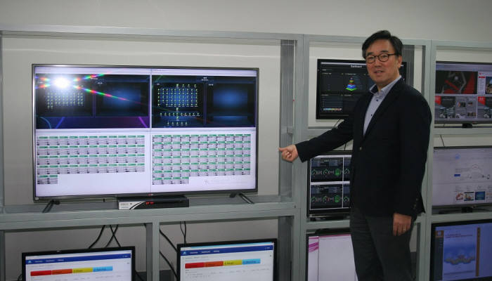 송영선 인프라닉스 대표가 KT 목동 정보센터 안에 설치한 M-센터를 설명하고 있다.
