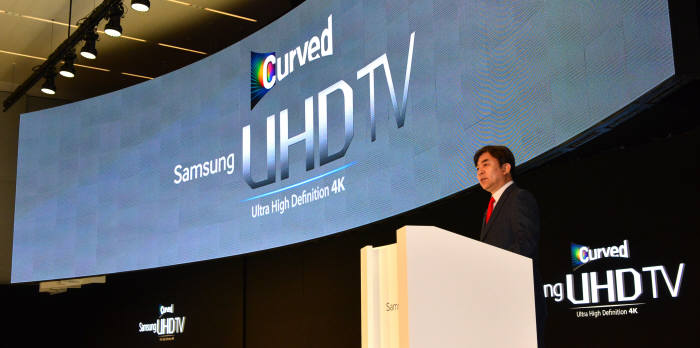 삼성전자가 20일 서울 서초동 삼성전자빌딩에서 세계 최초로 곡면 4K UHD TV `커브드 UHD TV`를 선보였다. 김현석 삼성전자 영상디스플레이(VD)사업부장(부사장)이 `커브드 UHD TV`를 소개하고 있다. 2014.02.20 / 윤성혁기자 shyoon@etnews.com