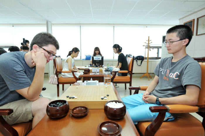 2015 삼성화재배 월드바둑마스터스 통합예선 최종 결승이 5일 서울 성동구 마장로에 위치한 한국기원에서 열렸다. 19장 본선행 티켓은 일반조에 14장, 시니어조와 여성조에 각각 2장, 월드조에 1장이 걸려 있다. 월드조 결승에 진출한 벤자민 록하트 아마7단(왼쪽)과 중샤 자오(Zhongxia Zao) 아마5단이 대국하고 있다.