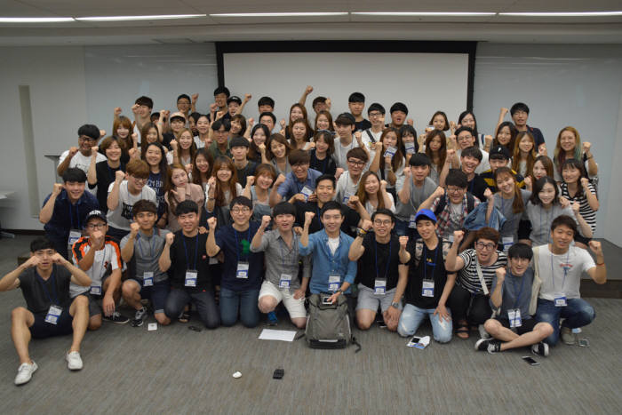 삼성은 전국 대학가 공연 동아리 40개팀과 함께 ‘삼성그룹 대학생 끼봉사단’을 결성하고 이달 활동을 시작한다고 10일 밝혔다. 지난 7일 서울 서초동 삼성전자빌딩에서 오리엔테이션을 가진 봉사단은 전국 문화 소외지를 찾아 직접 기획한 공연을 선보인다. <삼성 제공>