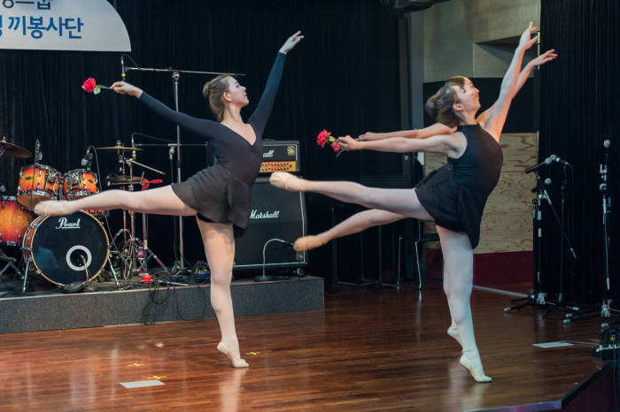 삼성은 전국 대학가 공연 동아리 40개팀과 함께 ‘삼성그룹 대학생 끼봉사단’을 결성하고 이달 활동을 시작한다고 10일 밝혔다. 지난 7일 서울 서초동 삼성전자빌딩에서 오리엔테이션을 가진 봉사단은 전국 문화 소외지를 찾아 직접 기획한 공연을 선보인다. 숙명여대 발레동아리 발레뜨망(Balletomane)이 공연을 선보이고 있다. <삼성 제공>