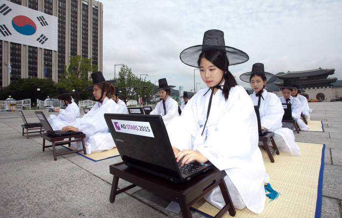 광화문에 나타난 디지털 선비