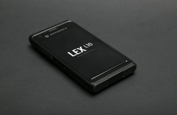 모토로라는 한층 강화된 내구성과 향상된 오디오 품질, 보안 기능을 제공하는 스마트폰형 재난망 단말기 `렉스 L10`을 11일 출시했다.