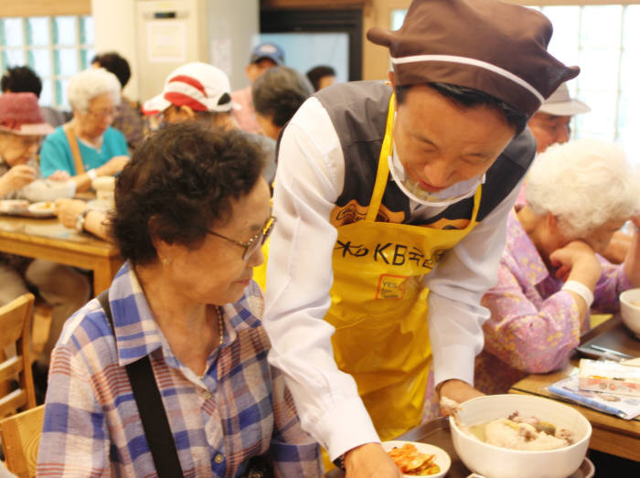 김덕수 KB국민카드 사장(오른쪽)이 12일 서울시 마포구 서울시립마포노인종합복지관에서 열린 `KB국민카드 말복맞이 어르신 사랑나눔` 봉사 활동에 참가해 어르신들께 삼계탕 등 말복맞이 보양식을 배달했다.