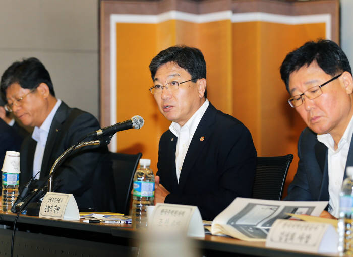 윤상직 산업부 장관(가운데)이 13일 대한상의에서 열린 공공기관 개혁 워크숍에서 인사말을 하고 있다. 윤장관 왼쪽은 김재홍 KOTRA 사장, 오른쪽은 조석 한국수력원자력 사장.