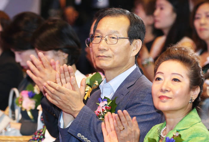 황규연 산업통상자원부 산업기반실장(가운데)과 유영숙 고용포럼 운영위원장(전 환경부 장관)이 ‘여성 연구개발(R&D) 인력 고용포럼’ 제2차 총회에 참석했다.