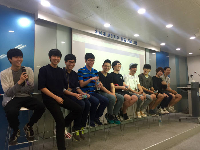 해커 올림픽 데프콘 CTF23에서 우승한 `DEFKOR` 팀원들이 활짝 웃고 있다.