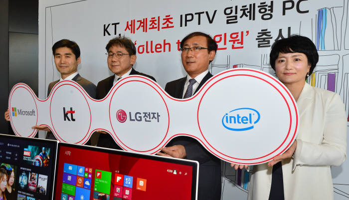 KT는 27일 서울 광화문 올레스퀘어에서 기자설명회를 열고, TV·PC·IPTV 기능이 결합된 일체형 PC ‘올레tv 올인원’을 공개했다. 올레tv 올인원은 128GB SSD, 인텔 인사이드 쿼드코어 CPU, 윈도 8.1, 상하좌우 178도의 광시야각 27인치 풀HD IPS 패널을 탑재했다. 왼쪽부터 최기영 마이크로소프트코리아 대표, 이필재 KT 미디어사업본부장, 이상윤 LG전자 B2B그룹장, 권명숙 인텔코리아 대표. 김동욱기자 gphoto@etnews.com