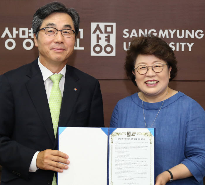 상명대-한국전기기술인협회 협정체결장면(오른쪽 상명대 김종희 대외협력부총장, 왼쪽 한국전기기술인협회 이용두 부회장)