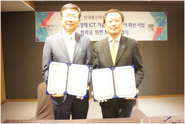 노종선 한국통신학회장(왼쪽)과 지영석 엘스비어 회장이 한국 ICT·아이디어 확산 협력 후 기념촬영했다.