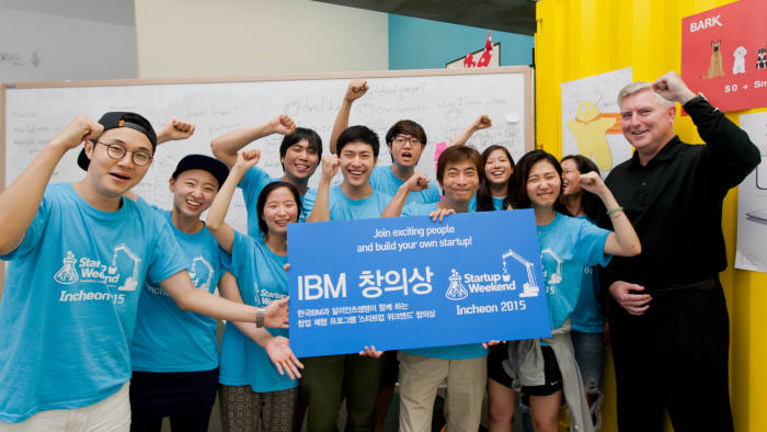 제프리 알렌 로드 한국IBM 대표(오른쪽)와 창업 체험 참가자들이 시상식 후 기념 촬영을 하고 있다.