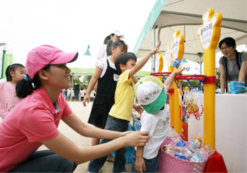 환경부는 ‘제7회 자원순환의 날(9월 6일)’을 기념해 8일 ‘자원순환·나눔’ 한마당 축제를 월드컵공원 평화광장에서 연다. 이곳은 1978년부터 15년간 쓰레기 매립지로 사용되다 최근 생태공원으로 탈바꿈했다. 어린이들이 어머니와 함께 쓰레기 분리배출 체험을 하며 자원순환의 소중함을 배우고 있다.