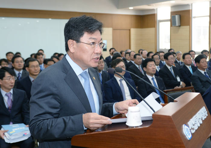 윤상직 산업통상자원부 장관이 국정감사에 앞서 인사말을 하고 있다.