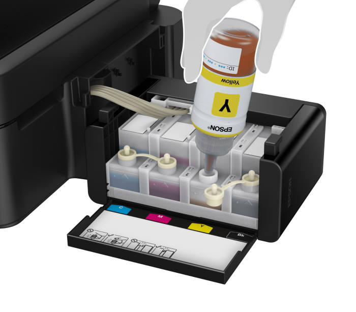 무한잉크 프린터 시장이 확대되고 있다. 사진은 엡손 무한잉크 프린터에 잉크를 주입하는 모습. <사진=한국엡손>