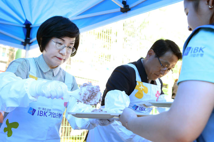 권선주 IBK기업은행장, 무료 급식차량 전달 후 배식 봉사 활동