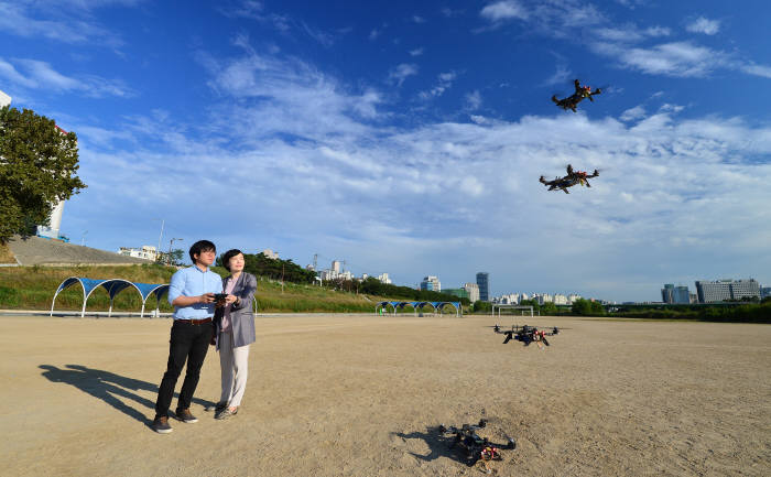 드론 만들기에 도전한 김인순·권동준 전자신문 SW산업부 기자가 러너250 비행을 실험하고 있다. 국내 유통사에서 약 80만원에 드론 조립 키트를 구입했다. 배재휴씨(건국대 항공우주정보시스템공학과 3학년)와 스타트업빌더 N15 도움을 받아 조립과 세팅에 세 시간 정도 걸렸다. 비행 시뮬레이션 연습 후 드론을 날렸지만 운전에는 어려움이 많았다. 초보자가 드론을 조종할 때는 많은 연습이 필요하다. 사진 촬영 후 드론 운전 실패로 낙하해 프로펠러 두 개가 손상됐다.김동욱기자 gphoto@etnews.com