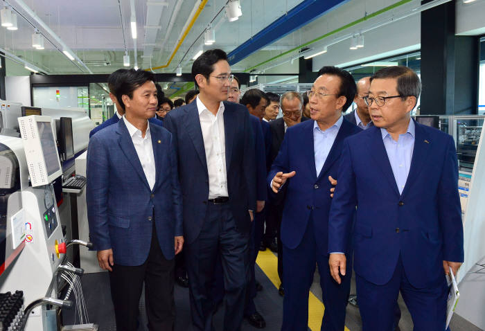 이재용 삼성전자 부회장이 21일 오전 경북 구미 경북창조경제혁신센터를 방문, 김관용 경상북도지사, 김진환 경북창조경제혁신센터장 등과 함께 센터를 돌아보고 관계자를 격려했다. 이 부회장(왼쪽에서 두번째)이 김 지사(왼쪽에서 세번째)와 센터를 돌아보고 있다. 2015.07.21 <사진=경상북도청>