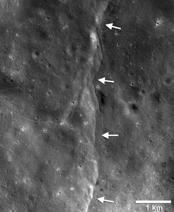 달표면에 보이는 패인 절벽(비탈). 달궤도정찰위성(LRO)는 지난 5년간 지각내에서 서로 밀치는 힘에 의해 생겨난 수천개의 패인 비탈(절벽) 사진을 촬영해 냈다. 사진=나사,애리조나대,스미소니언연구원