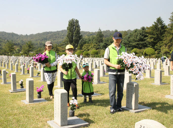 LIG넥스원, 추석 앞두고 현충원서 봉사활동