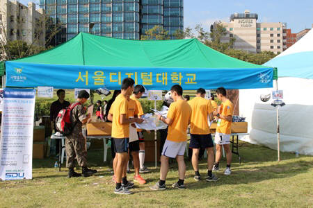 전우마라톤대회에 참가한 국군장병들이 서울디지털대학교 부스에서 입학 안내를 받고 있다.