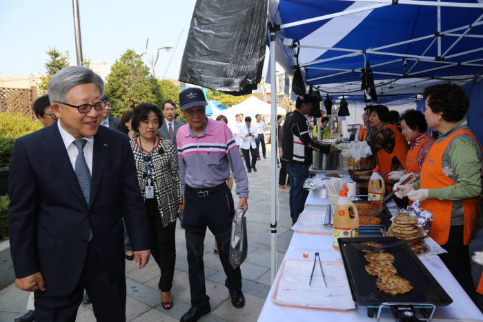 김성덕 중앙대병원장(왼쪽)과 환자 보호자가 바자회 현장을 둘러 보고 있다.