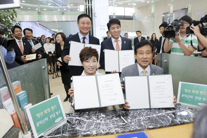 하나금융그룹은 22일 오전 서울 중구 을지로 소재 KEB하나은행 본점 영업부에서 김정태 하나금융회장 등 그룹 CEO 11명, 박세리 선수 및 허정무 한국프로축구연맹 부총재 등 유명! 인사들이 참석한 가운데 청년구직과 일차리 창출 지원을 위한 ‘청년희망펀드 공익신탁’ 가입 행사를 가졌다고 밝혔다. 김정태 하나금융회장을 비롯한 참석자들이 `청년희망펀드 공익신탁` 가입 후 가입신청서를 들고 환하게 웃고 있다. 사진 앞줄 오른쪽(시계방향으로)부터 김정태 하나금융그룹회장, 박세리 선수, 허정무 한국프로축구연맹 부총재, 함영주 KEB하나은행장