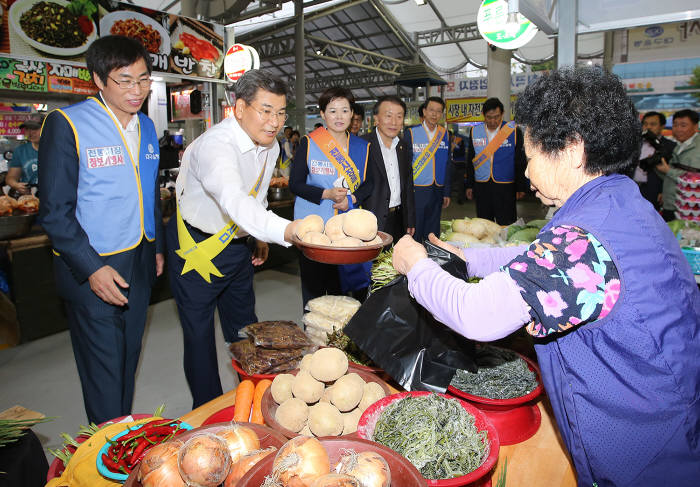DGB대구은행은 추석 명절을 앞두고 전통시장 이용 장려와 지역경제 발전을 위해 전통시장 장보기 행사를 했다.