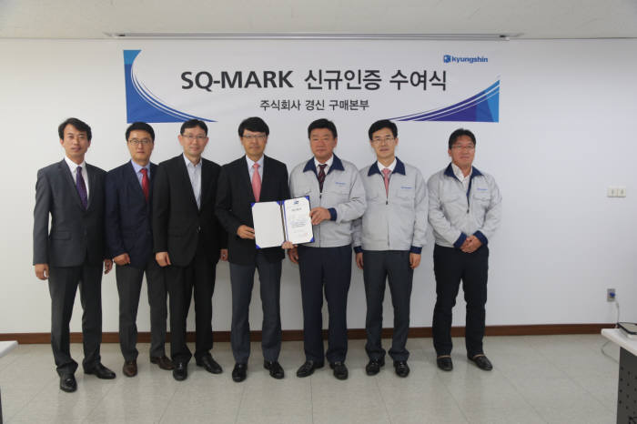 써키트플렉스가 연성회로기판(FPCB)으로 현대기아차 협력사 품질보증(SQ:Supplier Quality) A등급을 획득했다. 송영희 써키트플렉스 대표(왼쪽 네 번째)와 김경식 경신 부사장(〃다 섯번째)이 SQ인증서 수여식 후 기념촬영했다.