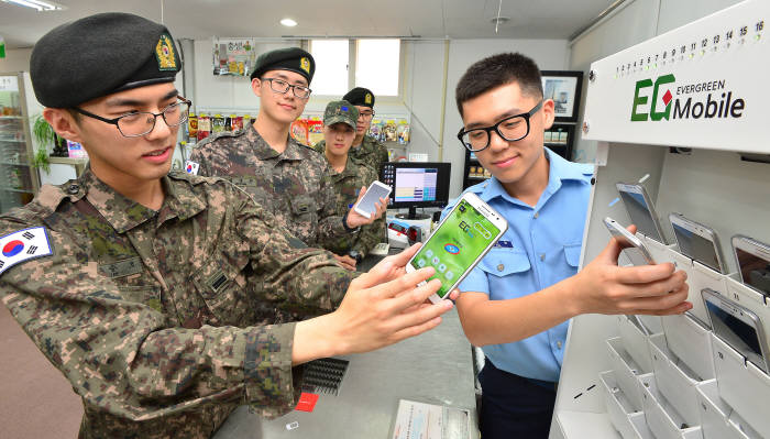 휴대폰 대여서비스가 장병들로부터 큰 호응을 얻고 있다. 휴가나 외박 시, 부대 내에서도 제한적으로 통화, SNS가 가능하다. 29일 서울 용산 국군복지단 PX(군부대 내 매점)에서 병사들이 휴대폰을 빌리고 있다.김동욱기자 gphoto@etnews.com