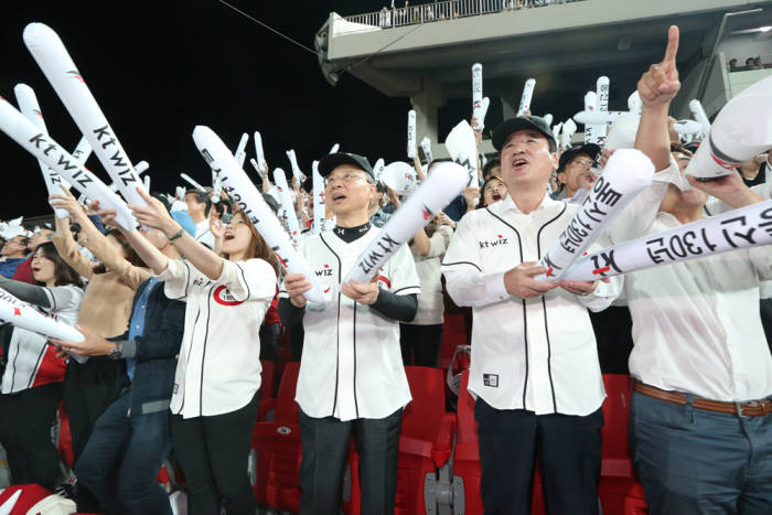 KT는 24일(목) 수원 KT 위즈파크에서 ‘대한민국 통신 130년’을 기념하는 고객 이벤트와 그룹 임직원이 참여한 대규모 응원전을 성황리에 진행했다.