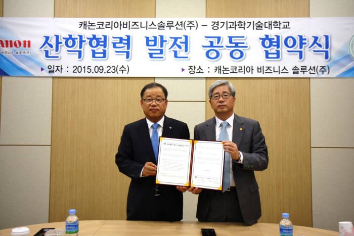 지난 23일 CKBS 안산사업소 대회의실에서 김천주 CKBS 대표(왼쪽)와 김필구 경기과학기술대학교 총장이 협약서에 서명 후, 기념 사진을 촬영하고 있다. <사진=CKBS>