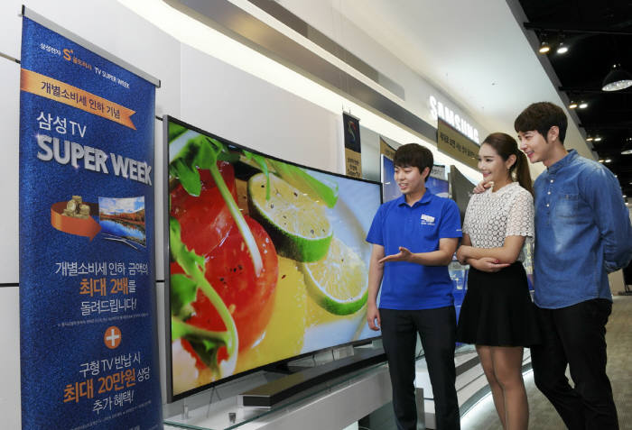 삼성전자 모델들이 1일 논현동 삼성 디지털프라자 강남본점에서 정부의 개별소비세 인하를 기념하는 ‘삼성전자 S 골드러시 TV SUPER WEEK’ 프로모션을 소개하고 있다.