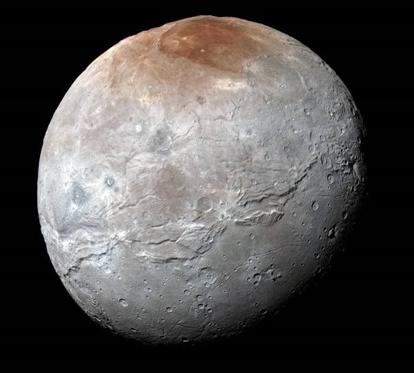 뉴호라이즌스가 보내온 명왕성의 가장 큰 달 카론에서는 예상과 달리 거대한 지각변동이 발견됐다. 그랜드캐년의 4배나 되는 협곡이다. 지름이 1,214km인 이 위성의 북극에 짙은 갈색의 반점(Mordor Macula)이 보인다. 사진=나사.존스홉킨스대 응용물리학연구소,남서연구원(SwRI)