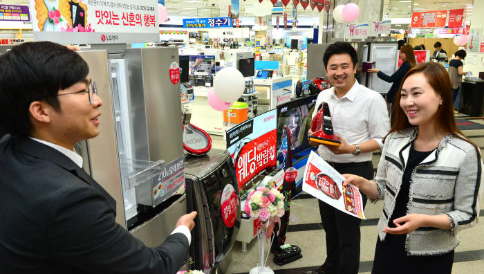 3분기 가전내수 시장이 7%대 성장을 기록했다. TV를 포함한 백색가전 판매가 정체인 가운데 유통사별 매출은 스마트폰 판매 실적에 따라 엇갈렸다. 주요 유통사는 내수 진작을 위해 4분기 김치냉장고를 중심으로 대규모 판촉 행사에 나선다.