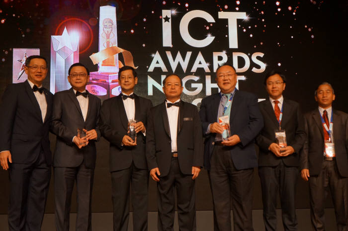 한국정보화진흥원이 ASOCIO AWARD-최고 ICT 사용자 기관상을 수상했다. 조용준 NIA 글로벌기획팀 수석(오른쪽 세 번째)이 각 분야별 수상자들과 기념촬영했다.