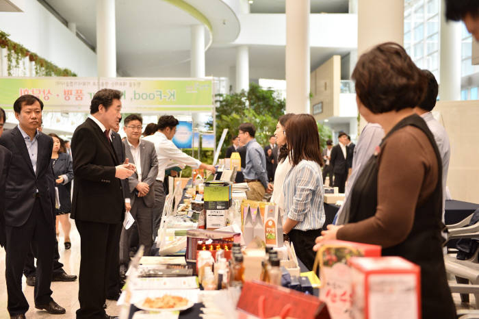 8일 전남도청 윤선도홀에서 열린 `전남 K푸드, K투어 상품 발굴과 육성`을 위한 상품 품평회에서 이낙연 전남도지사(왼쪽 두번째)가 출품 제품에 대해 설명듣고 있다.