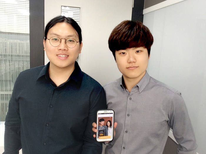 사진 왼쪽부터 프리즘크리에이티브 김준철 관리팀장, 김태성 대표